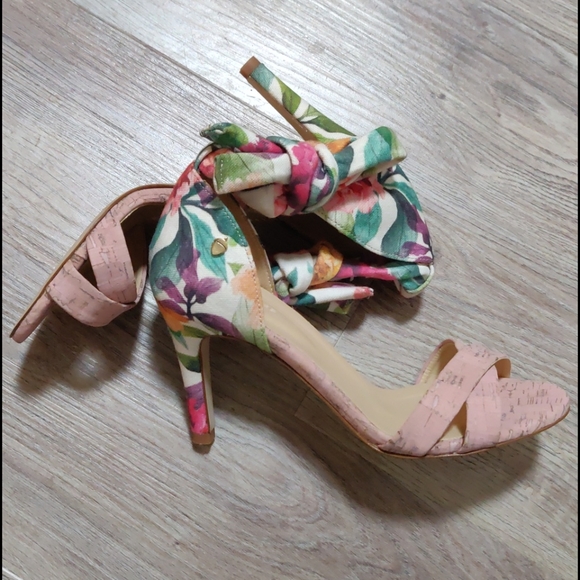 Shoes - Picture 2 of 4